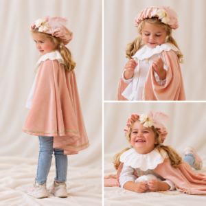 Luxe lichtroze pietenset voor kinderen met cape, pietenmuts en broderiekraag