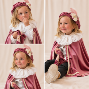 Meisje in complete luxe oudroze pietenset met fluwelen cape, pietenmuts, witte kraag en pepernotenzakje