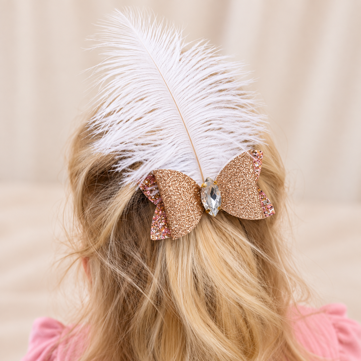 Haarstrik Sinterklaas Roségoud met Witte Veer Haarstrik Sinterklaas in roségoud met glitter en grote witte veer gedragen in het haar Afbeeldingsbijschrift